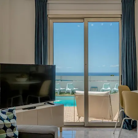 With Private Pool & Ocean Views Апартаменти *
