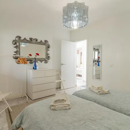 With Private Pool & Ocean Views דירה