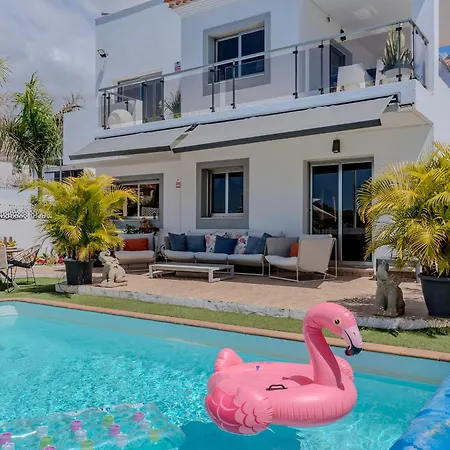 With Private Pool & Ocean Views דירה