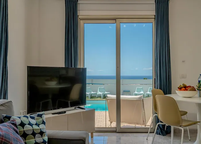 With Private Pool & Ocean Views 아파트 *